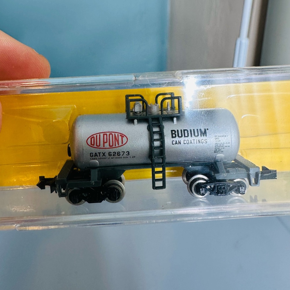 ATLAS N SCALE DUPONT BUDIUM 62673 BEER CAN TANK CAR W/ ACCUMATE COUPLERS 3243 - Picture 2 of 4